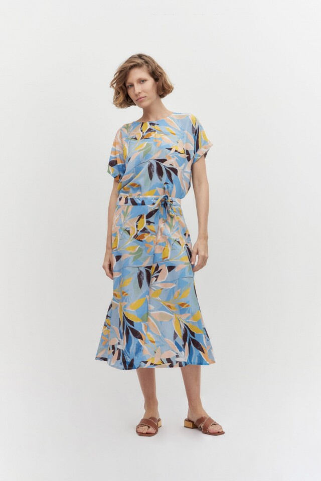 Blusa con estampa floral celeste