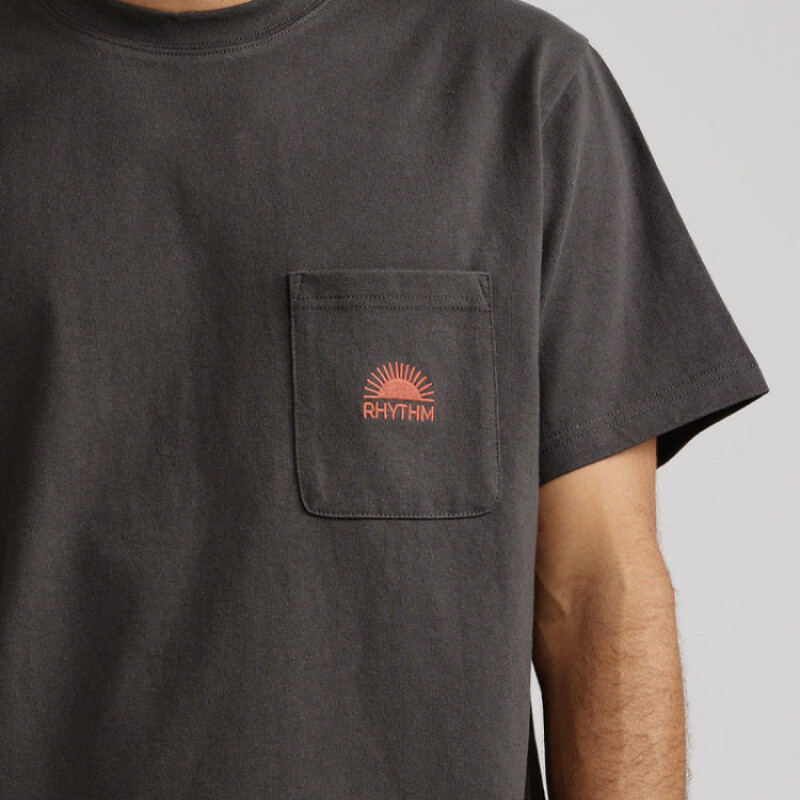 Remera Rhythm Heavy Vintage Pocket Emblem Remera Rhythm Heavy Vintage Pocket Emblem