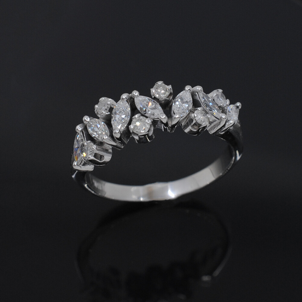 Anillo en oro 18k blanco con hermosos brillantes Anillo en oro 18k blanco con hermosos brillantes