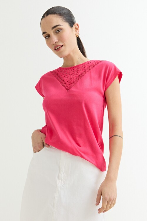 Remera con detalle en broderie FUCSIA