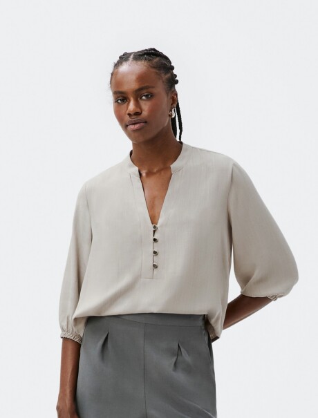 BLUSA ESCOTE V CON BOTONES GRIS