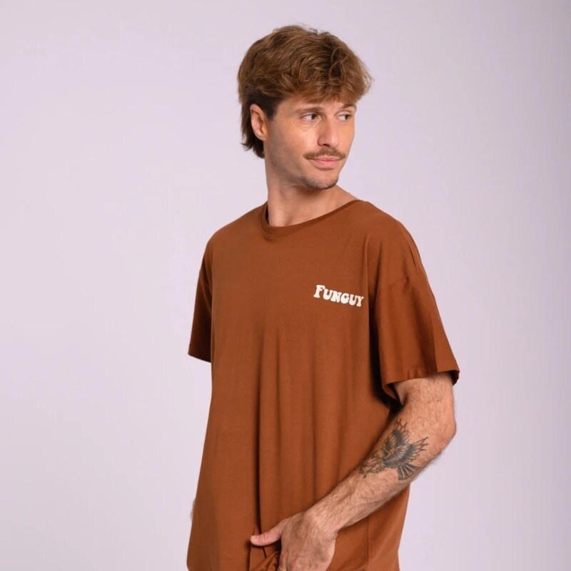 Remera Hombre M/Corta Alg.C/Estampa Canva S-XXL Marron