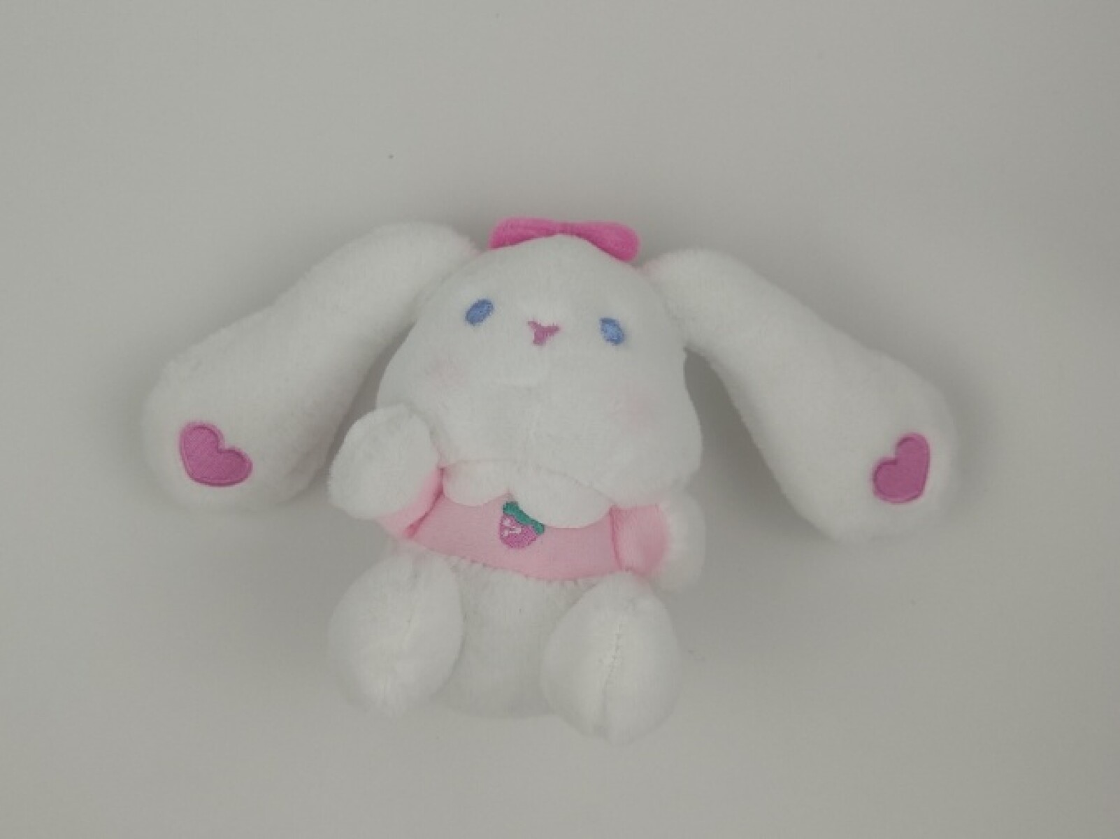 COLGANTE DE BOLSA DE PELUCHE (CONEJO CON OJOS BORDADOS Y CORAZÓN/ROSA CLARO) 