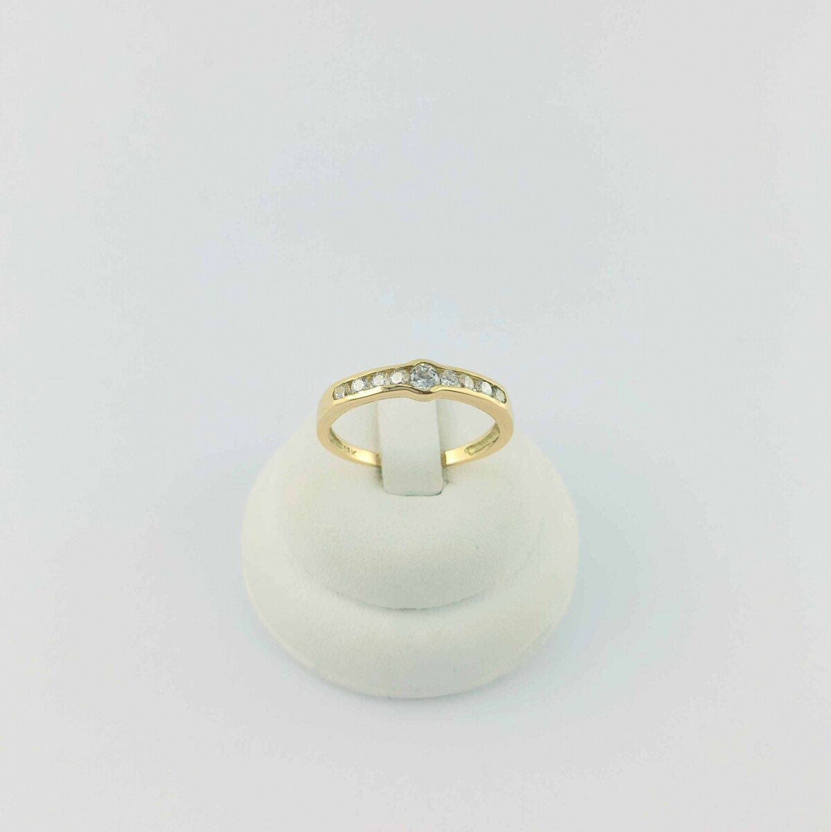 Anillo de oro 18k con circonias. 