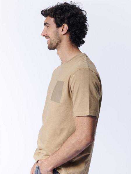 Remera Estampa Relieve Marrón