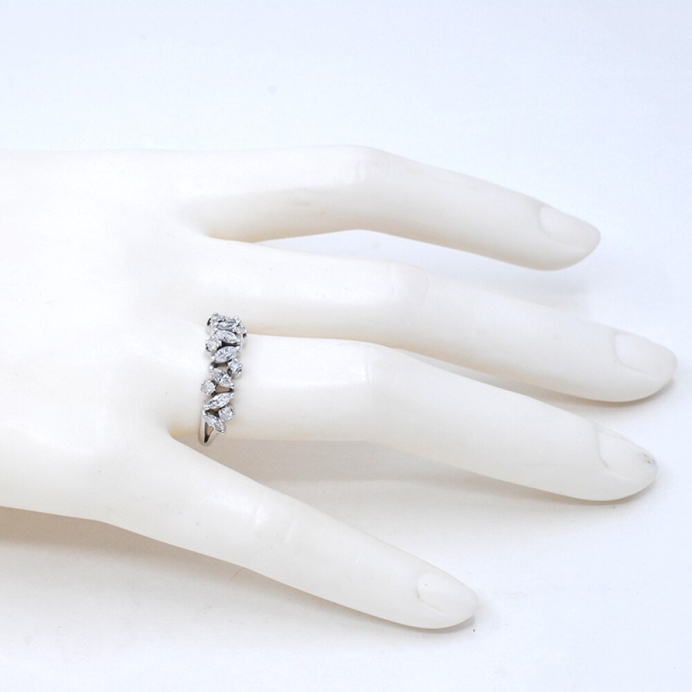 Anillo en oro 18k blanco con hermosos brillantes Anillo en oro 18k blanco con hermosos brillantes