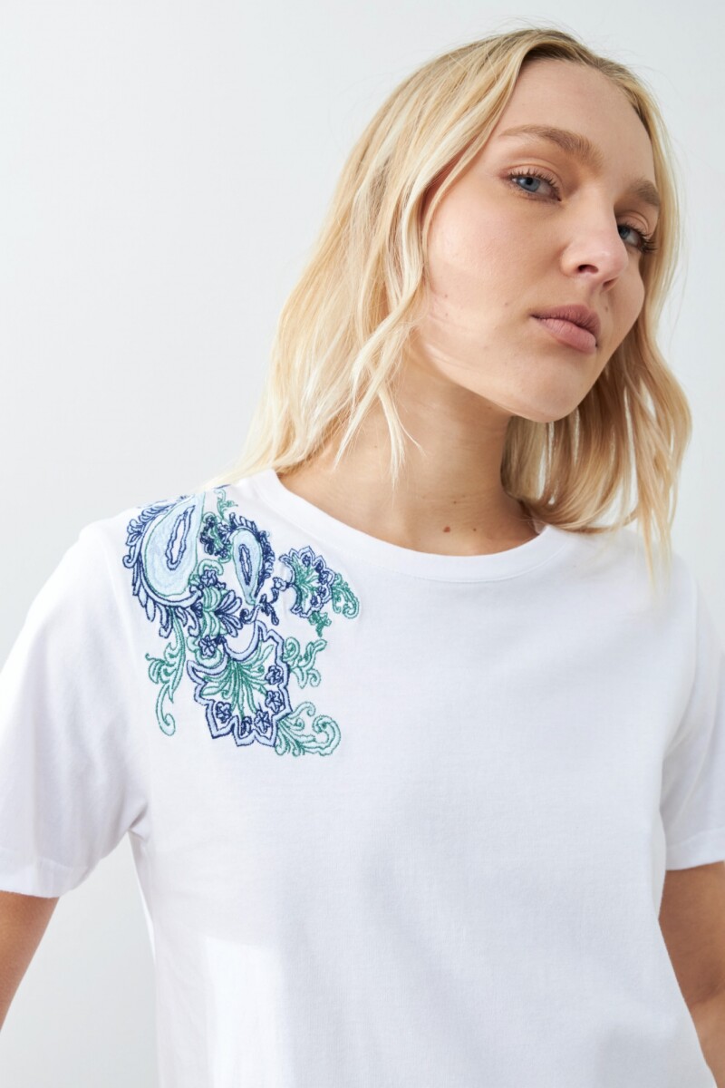 Remera con bordado paisley blanco