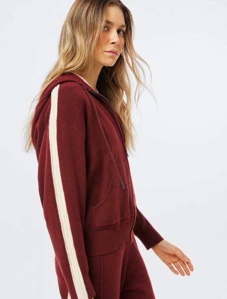 CAMPERA DE PUNTO CON CAPUCHA BORDEAUX