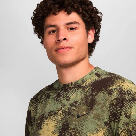 Remera Nike Dri-Fit Camo Hyverse Top de Hombre Verde