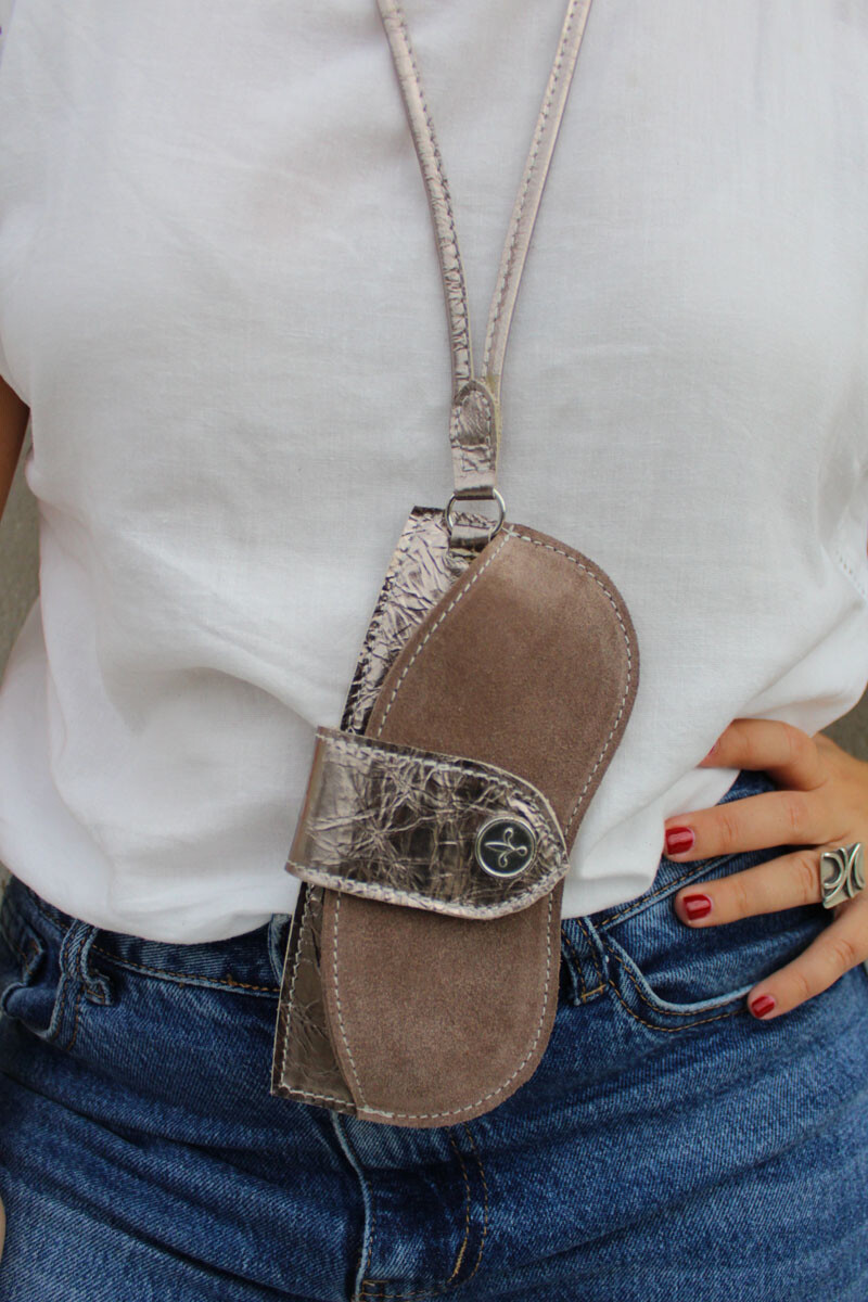 Cuelga lentes LIS Visón