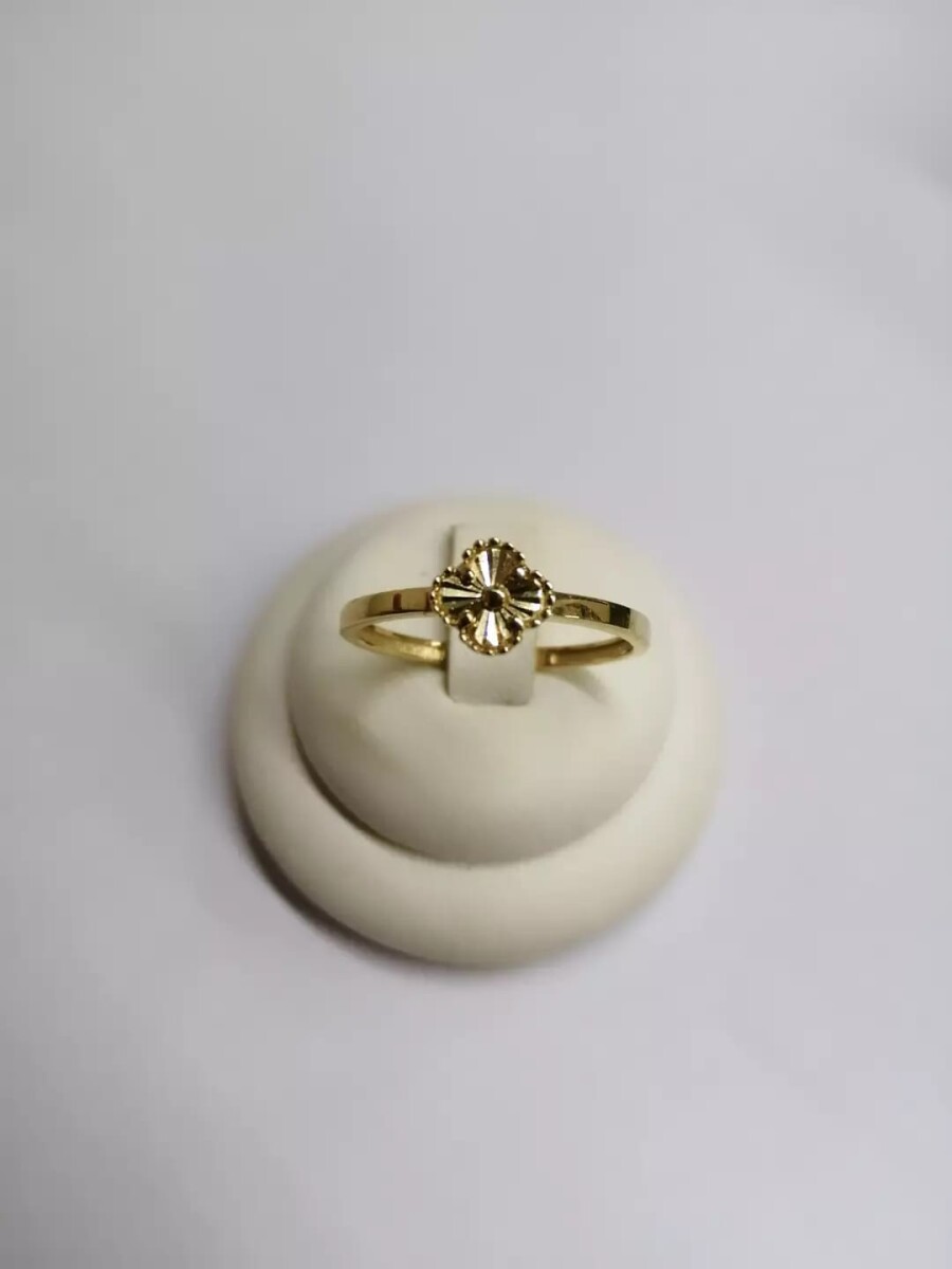 Anillo Flor al centro. Oro 10kt 