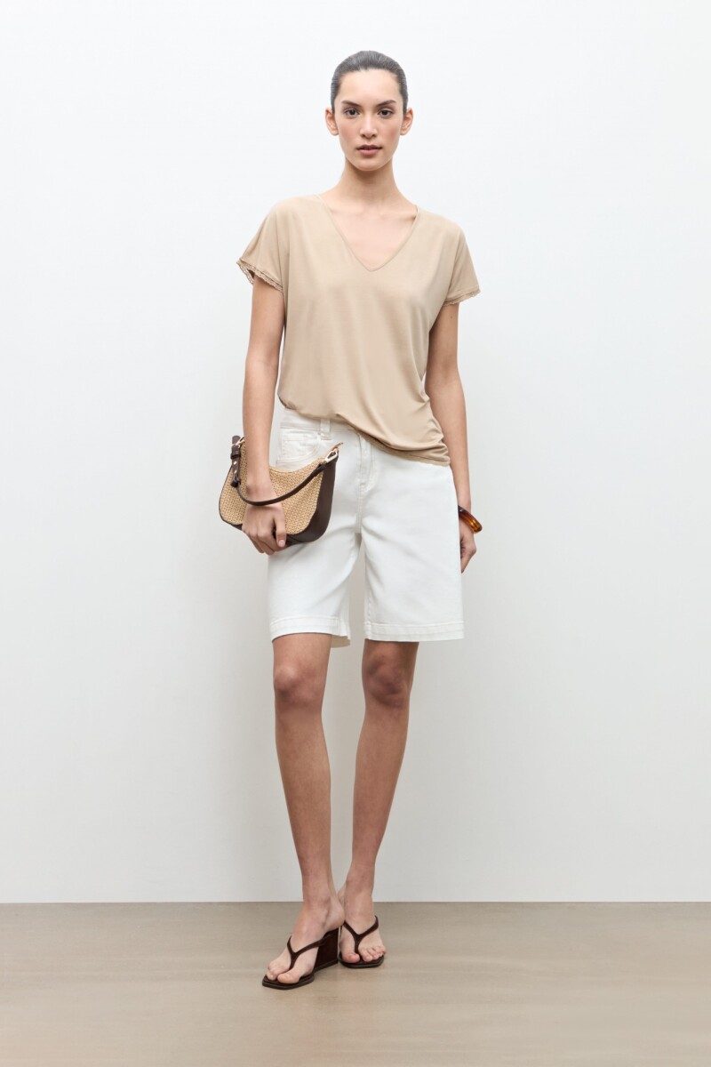 Remera con encaje beige claro
