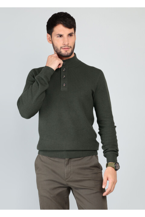 Sweater cuello alto con botones VERDE