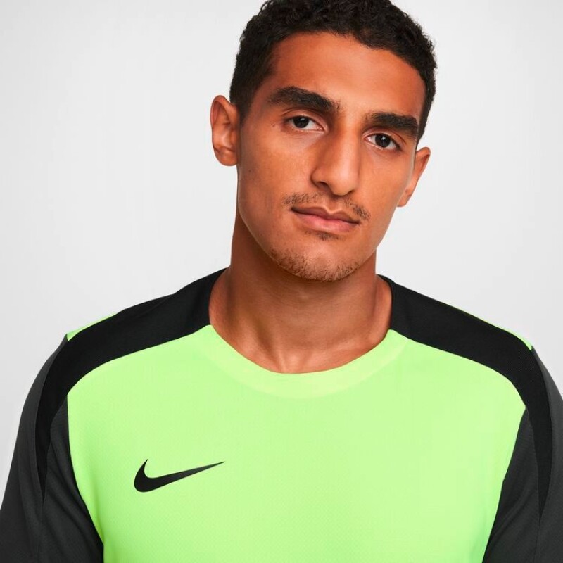 Remera Nike Strike de Hombre Amarillo
