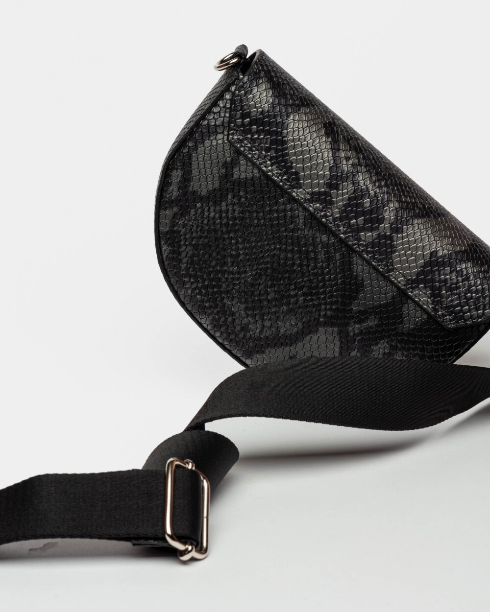 Mini Bag The Circle En Cuero Grabado Snake Metalizado Gris