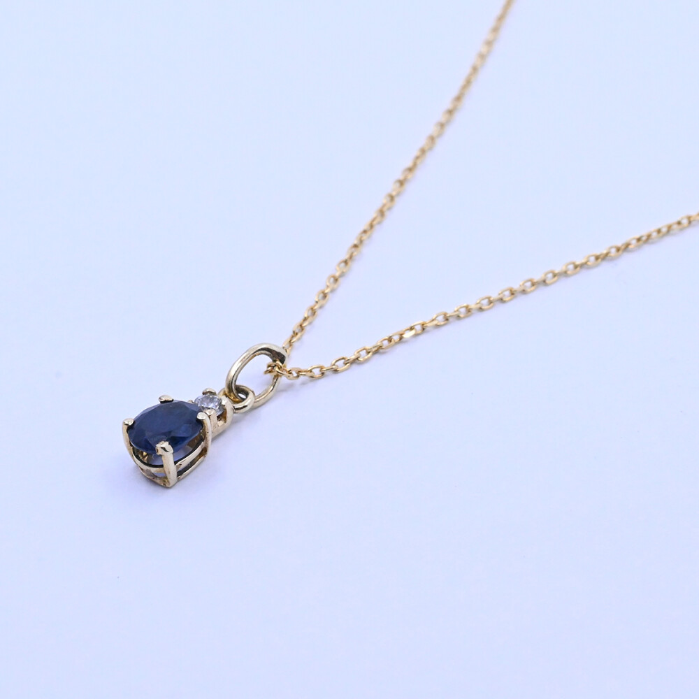 Colgante oro 18k con zafiro oval y zirconia. Colgante oro 18k con zafiro oval y zirconia.