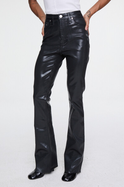 PANTALÓN DENIM SÍMIL CUERO Negro