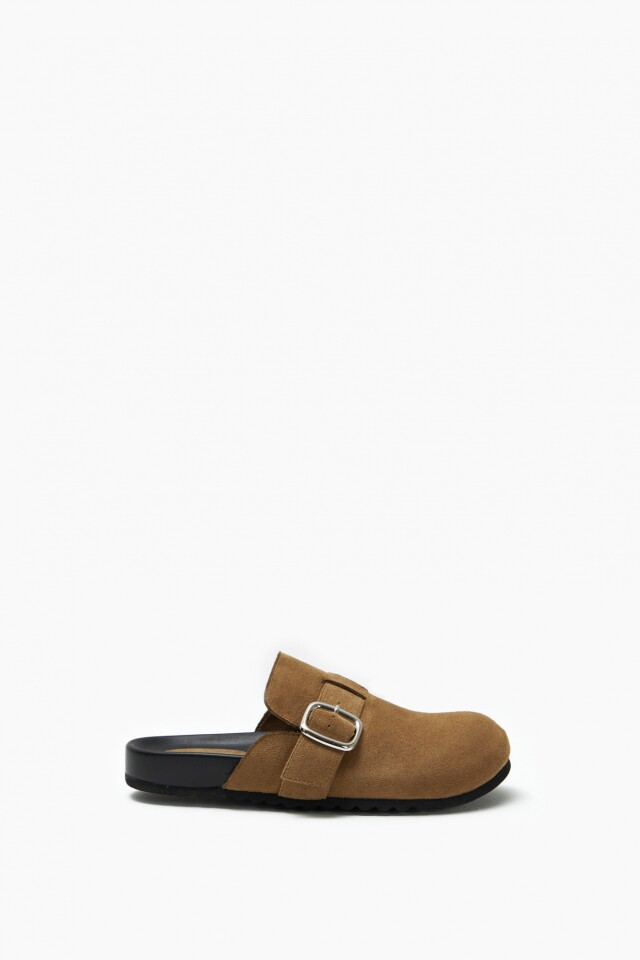 Zueco simil gamuza con hebilla beige