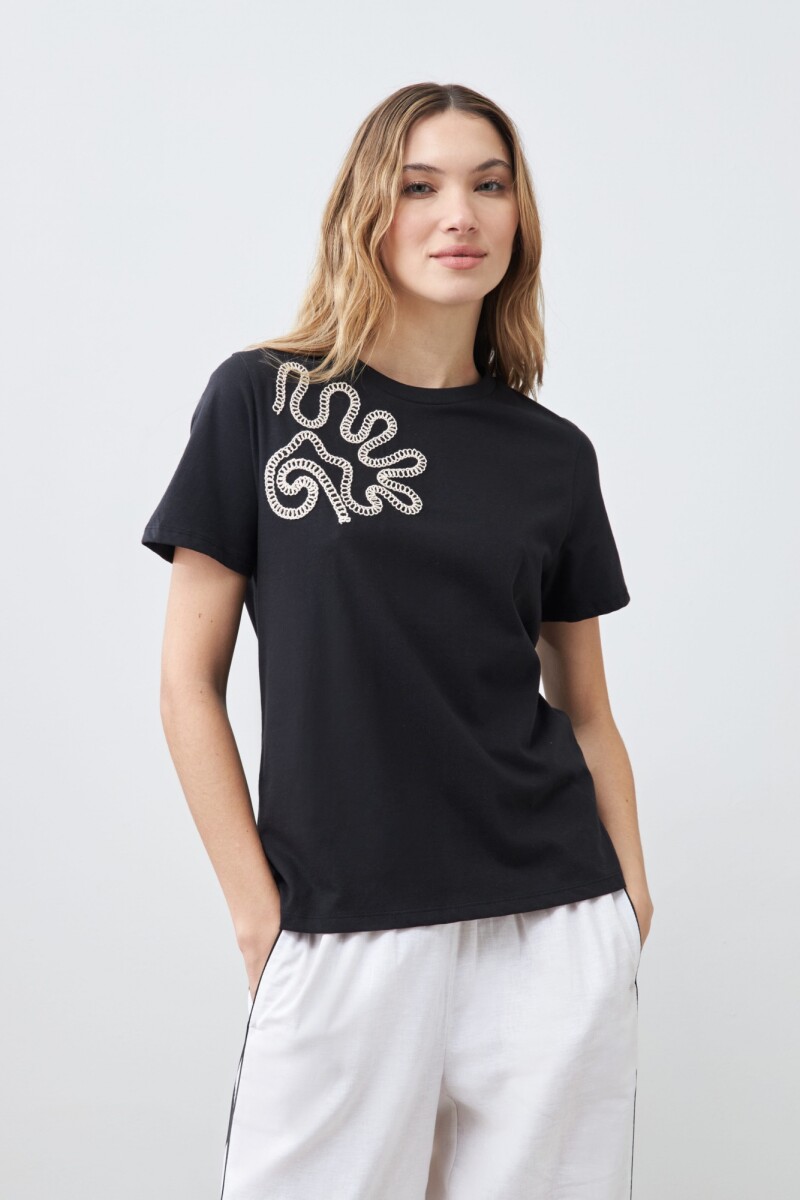 Remera con bordado en contraste negro