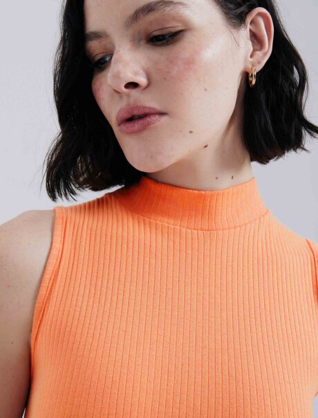 MUSCULOSA DE CUELLO ALTO EN TELA ACANALADA NARANJA
