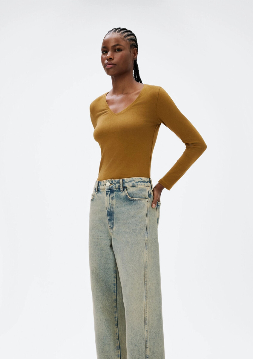 CAMISETA BÁSICA CON ELASTANO - MARRÓN 