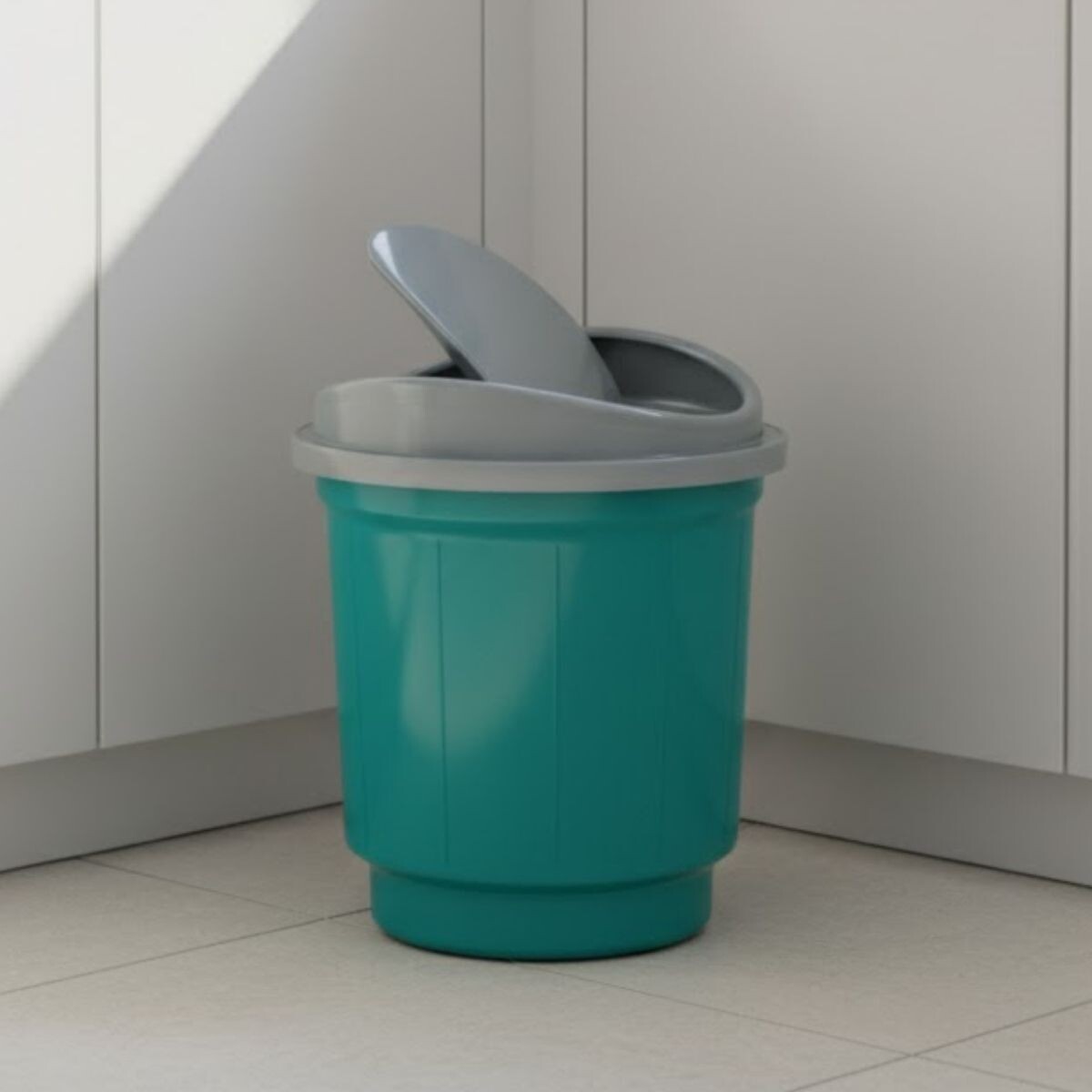 Basurero de plástico con tapa vaivén 20 lts - COLORES SURTIDOS 