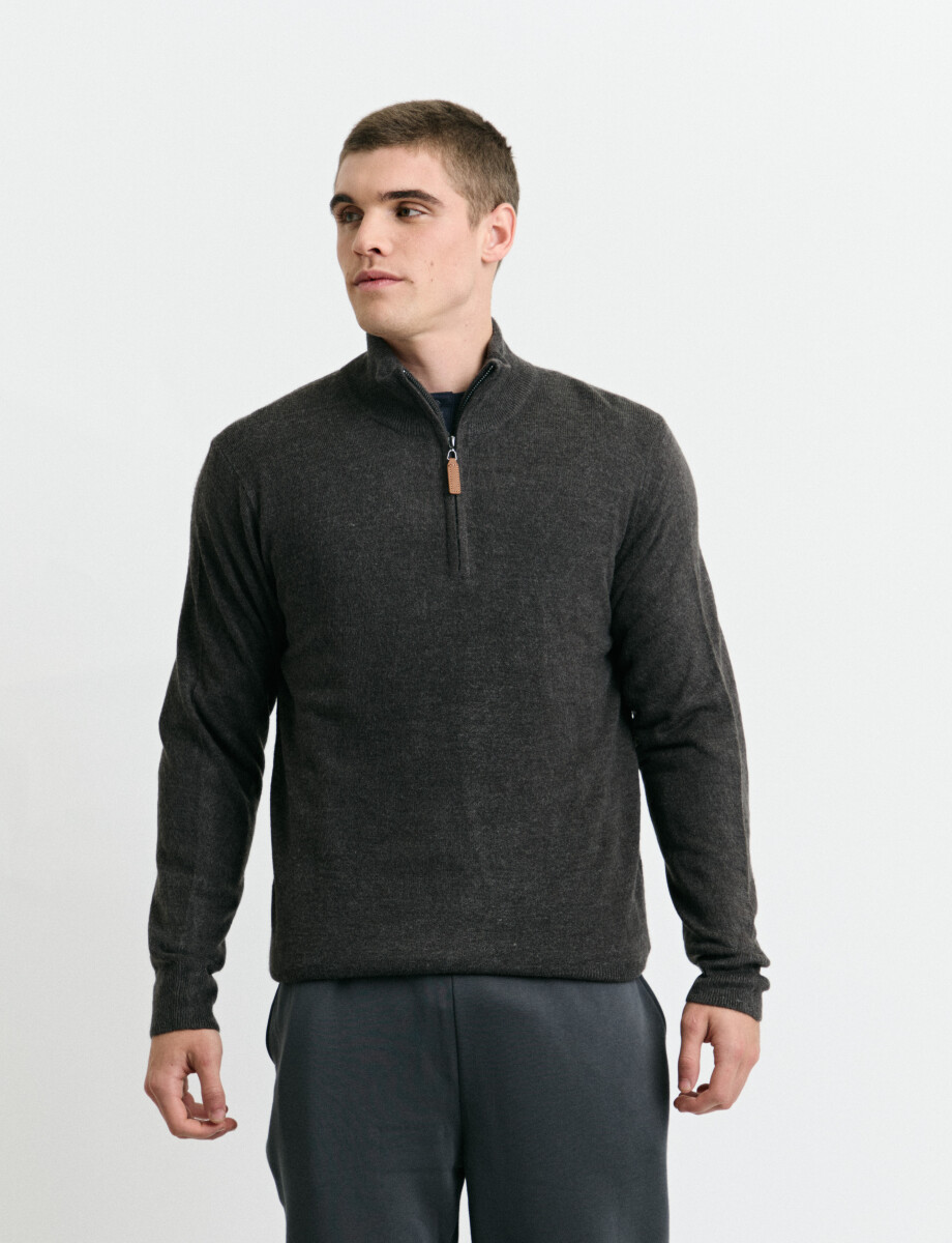 470415 REMERA HARRINGTON LABEL Gris Oscuro Melange