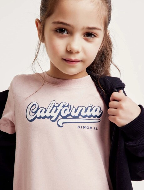 CAMISETA BÁSICA INFANTIL CON ESTAMPA ROSADO