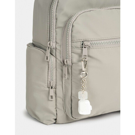 Mochila Urbana Con Charm Gris Claro