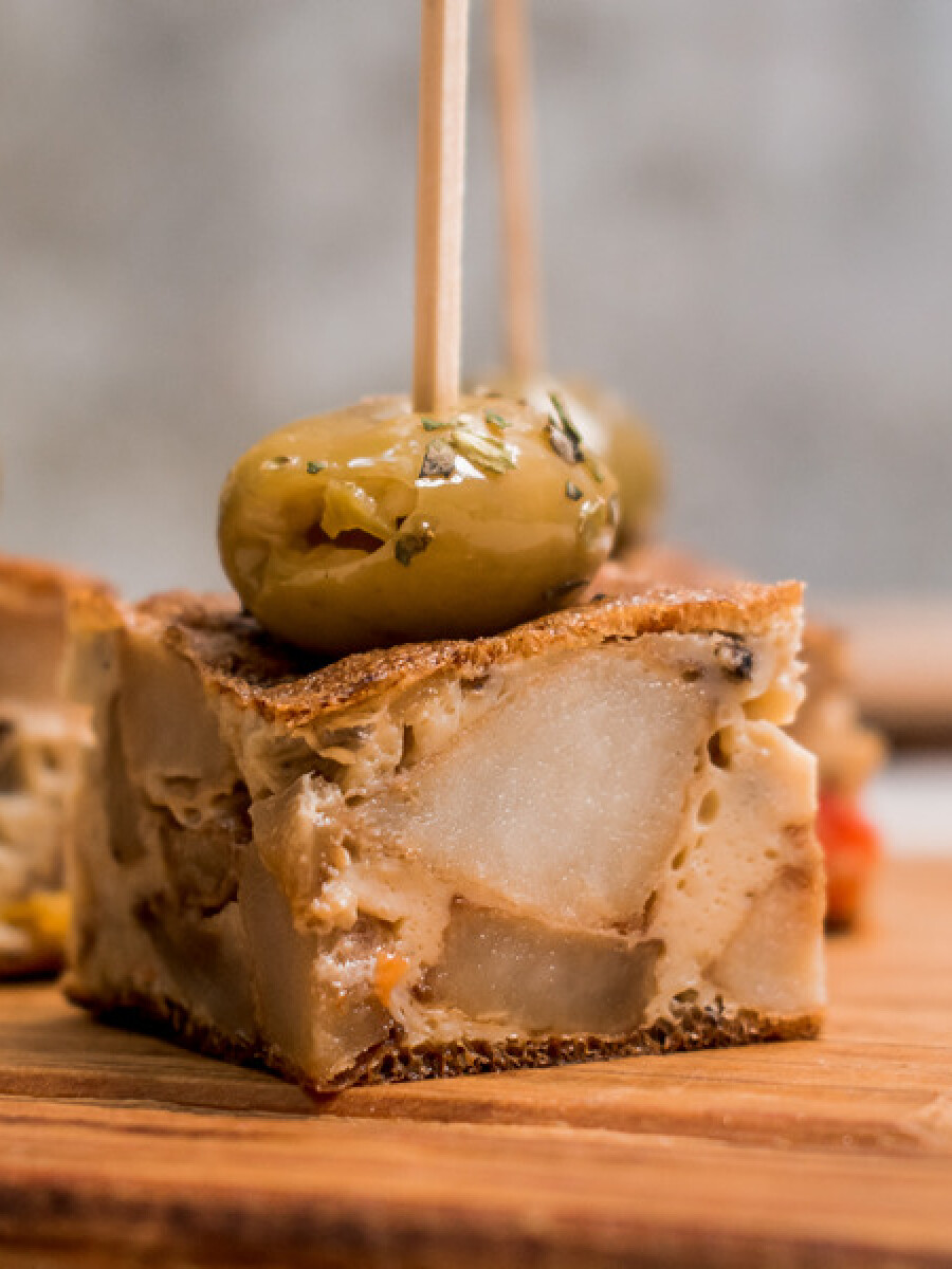 Cubo de tortilla gallega con aceituna macerada Cubo de tortilla gallega con aceituna macerada