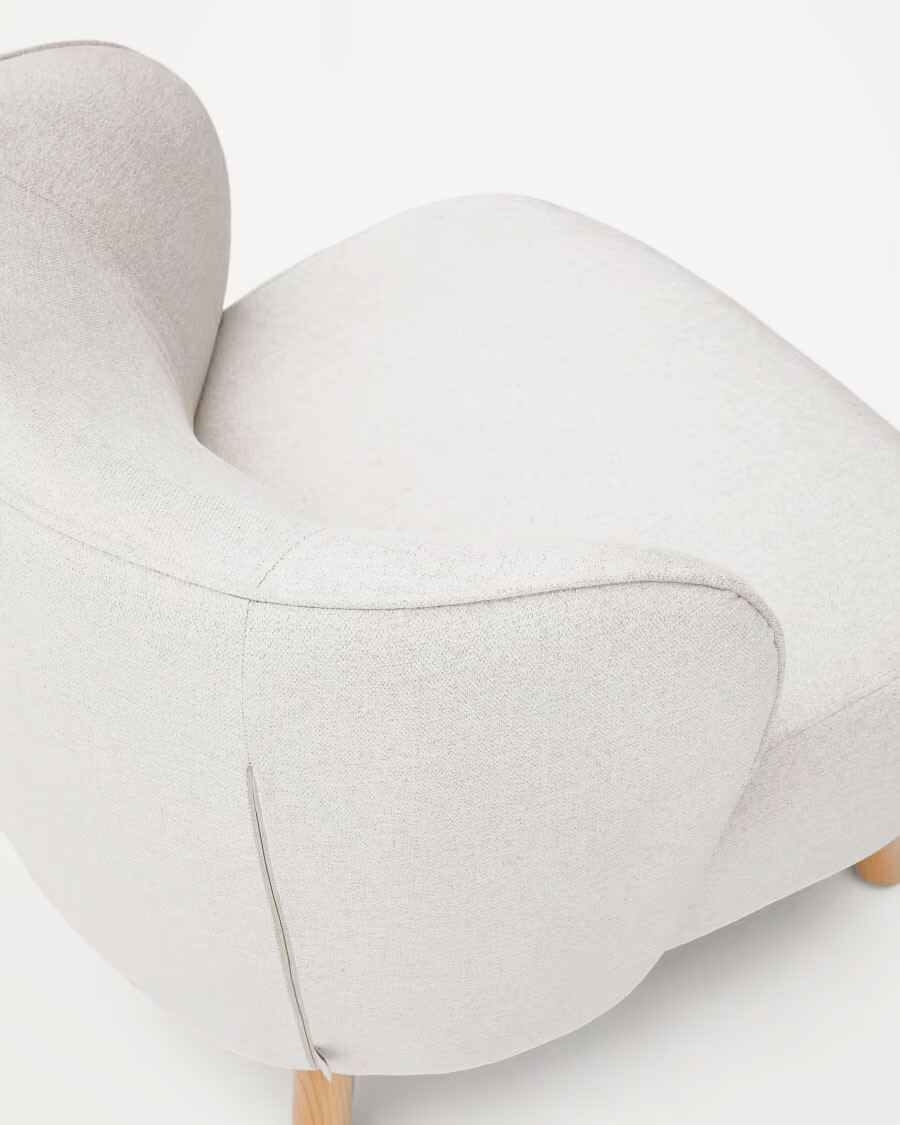 Butaca Ulit de chenilla beige y patas de madera maciza haya acabado natural