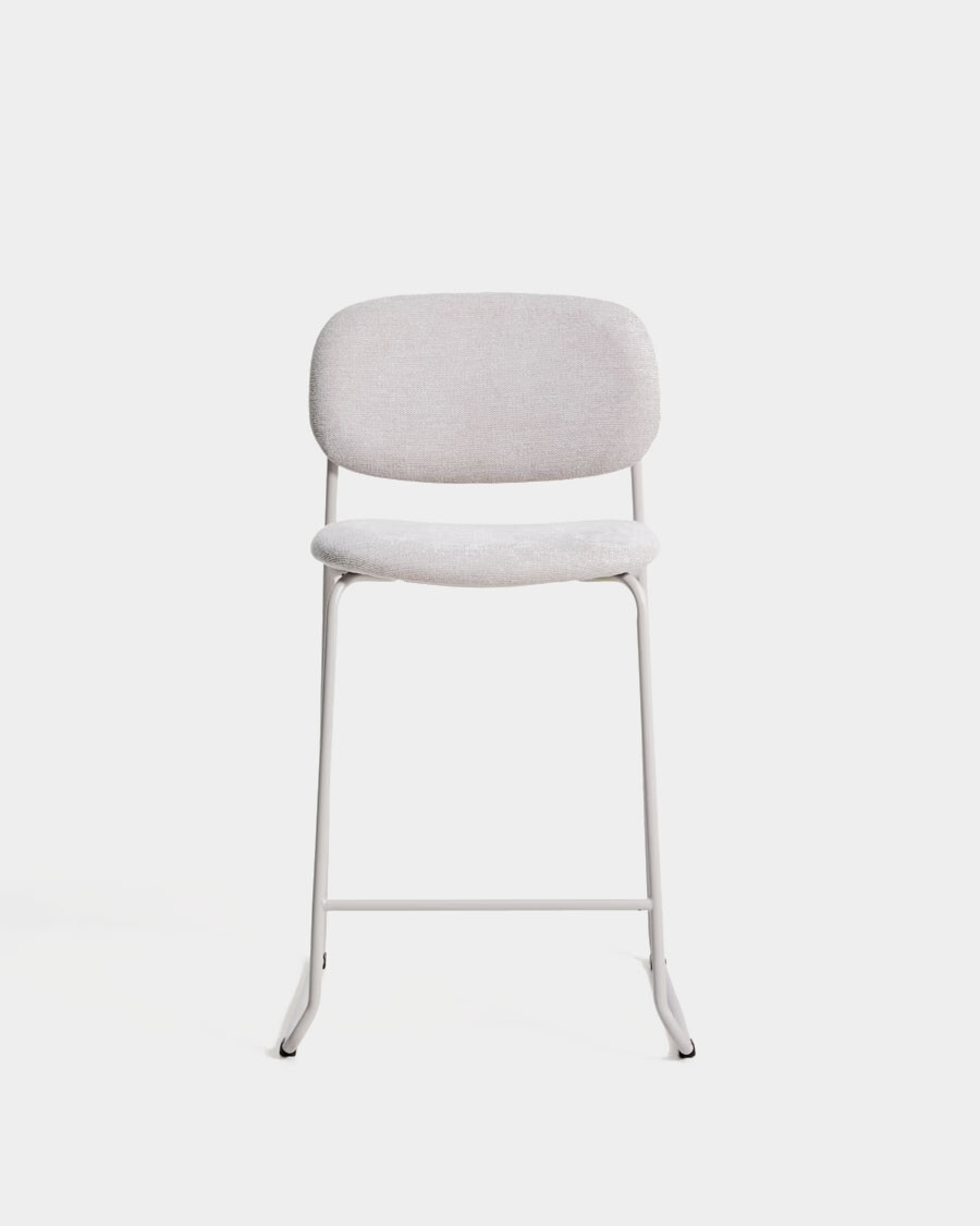 Taburete apilable Meli de chenilla beige y patas de metal beige 65 cm Taburete apilable Meli de chenilla beige y patas de metal beige 65 cm