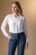 Blusa con cuello V. Natural.