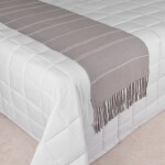 Pie de Cama Artesanal Tajy Greige con Crudo – 46×220 cm