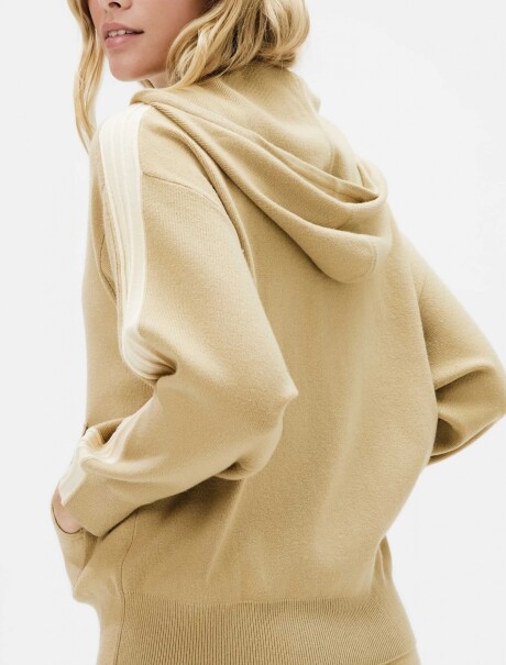 CAMPERA DE PUNTO CON CAPUCHA BEIGE