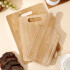 Set de 3 Tablas de Picar IMBACK IBK-HMJ053-MAD | Bambú Natural con Manija | Resistentes e Higiénicas Set de 3 Tablas de Picar IMBACK IBK-HMJ053-MAD | Bambú Natural con Manija | Resistentes e Higiénicas