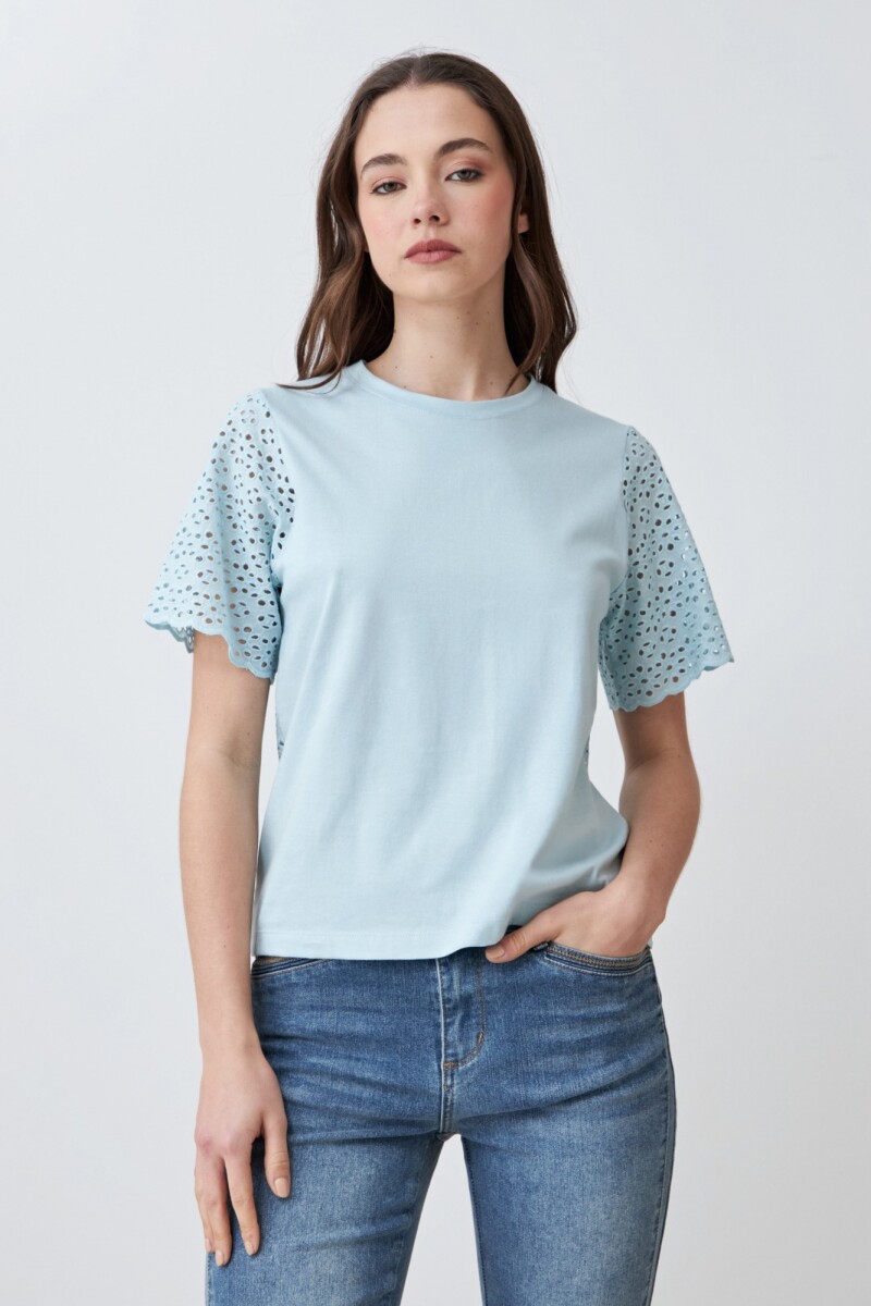 Remera con broderie verde agua