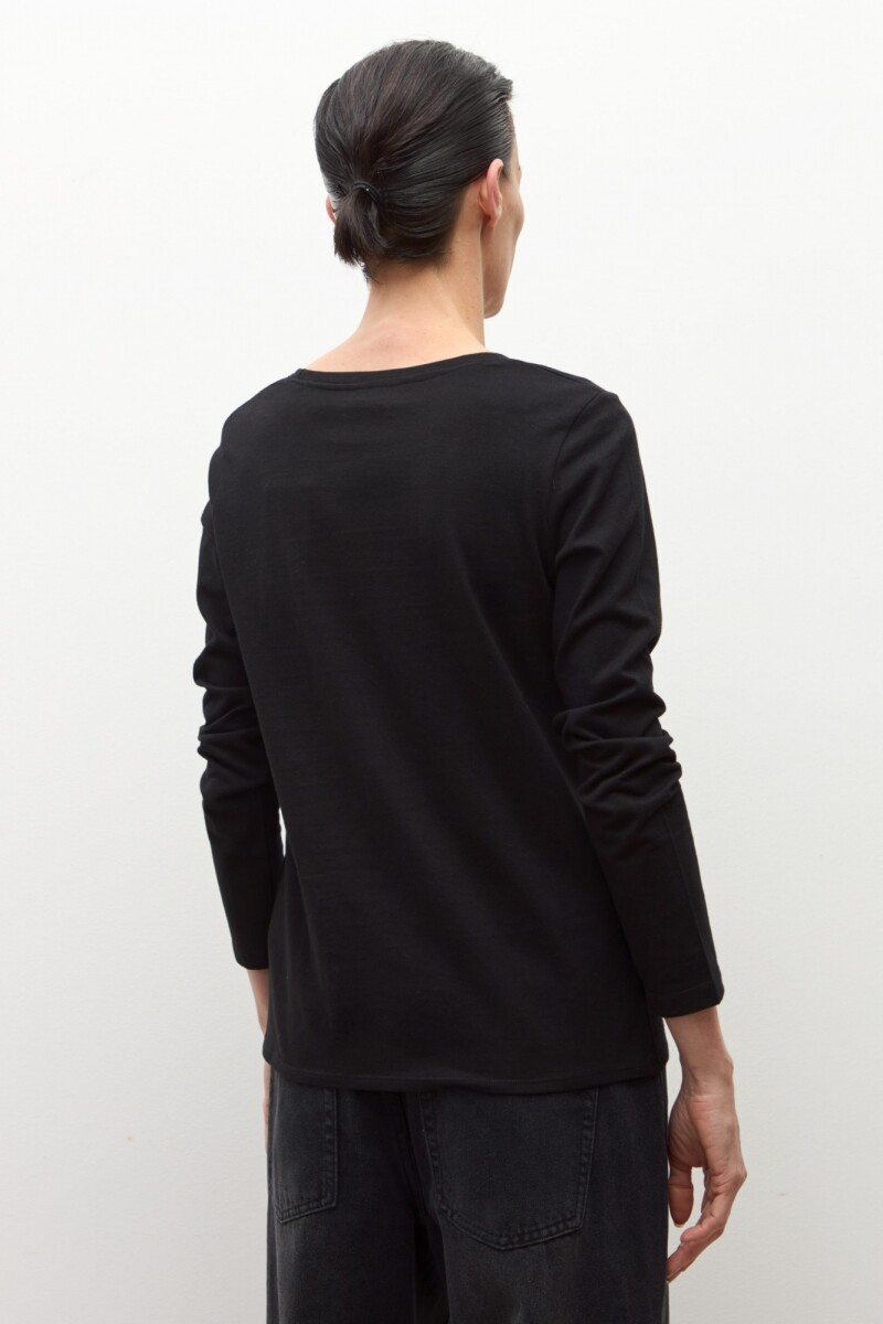 Remera escote a la base manga larga negro