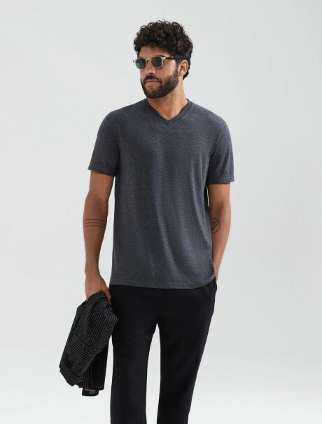 CAMISETA BÁSICA MANGA CORTA CUELLO EN V GRIS OSCURO