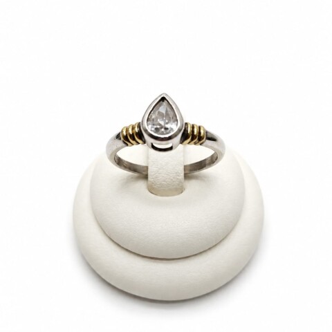 Anillo con Zirconia central modelo gota Anillo con Zirconia central modelo gota