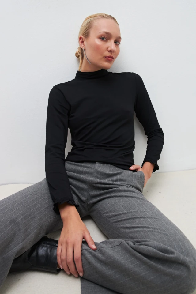 Media polera con volado en puños negro