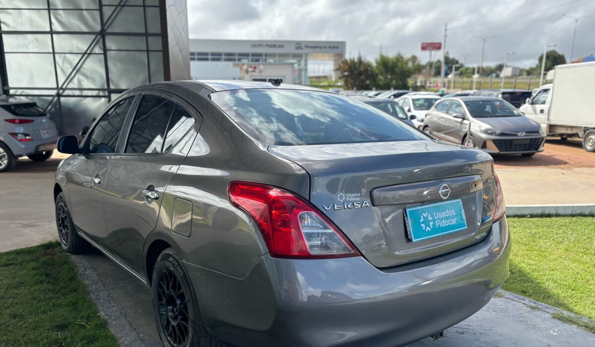 Nissan Versa Full MT - 2013 Nissan Versa Full MT - 2013