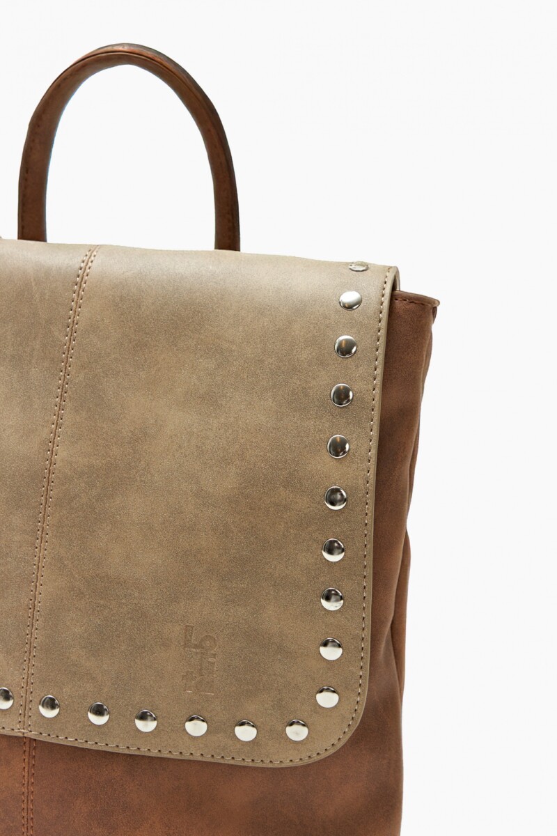 Mochila bicolor con tachas tostado