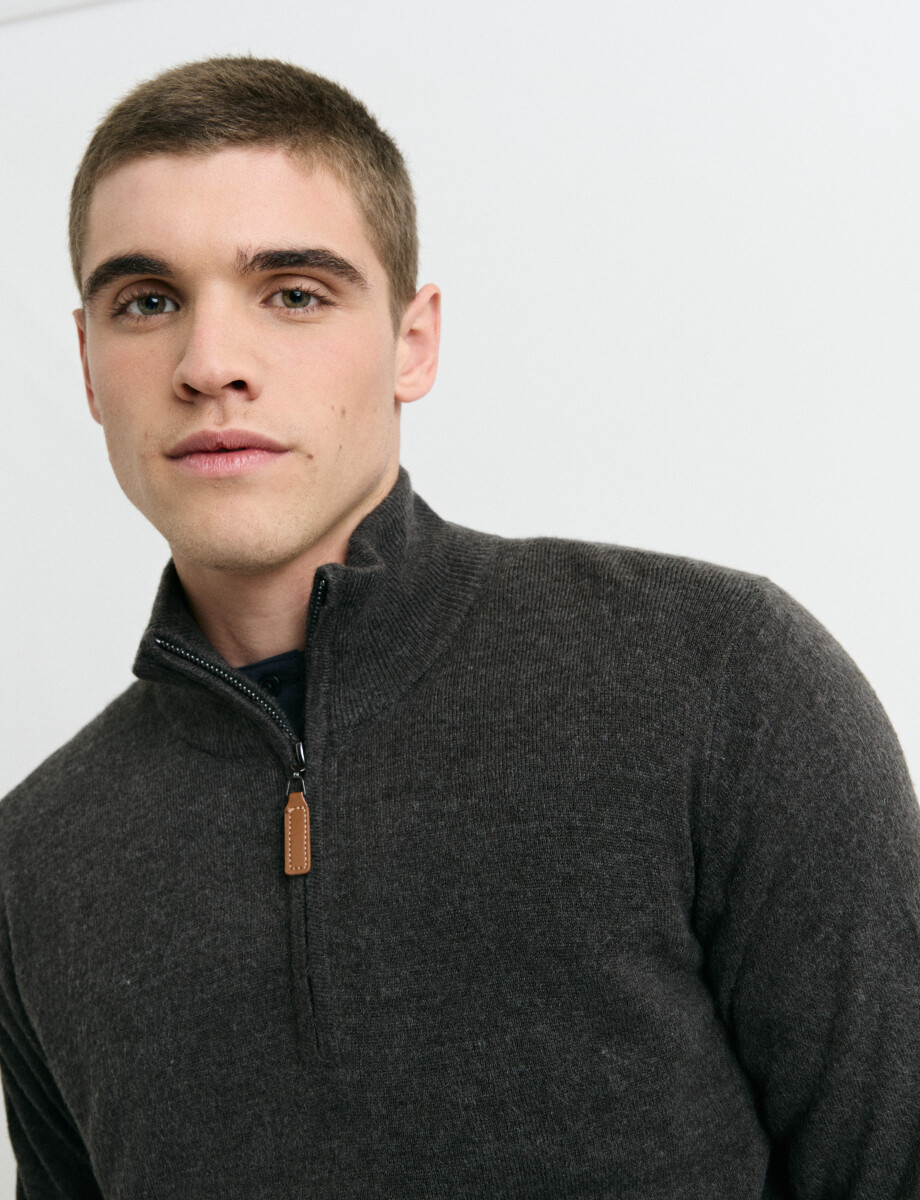 470415 REMERA HARRINGTON LABEL Gris Oscuro Melange