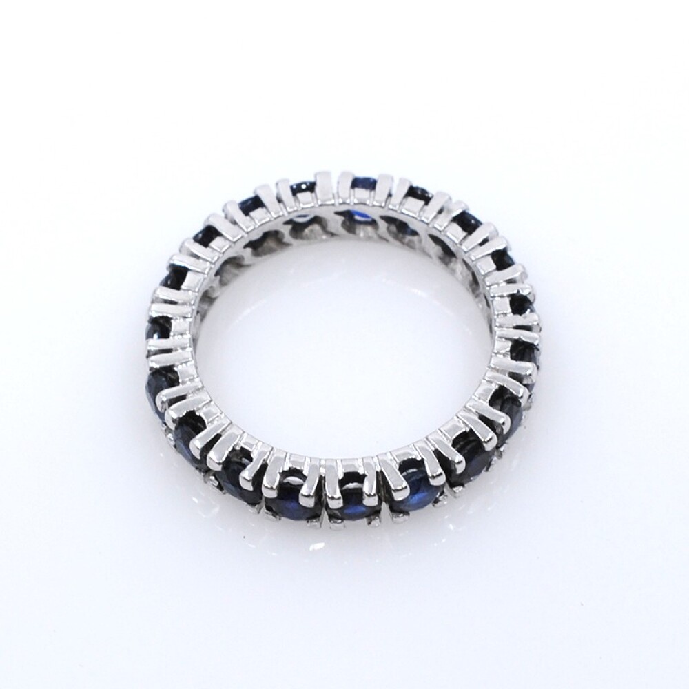 Anillo en oro 18k blanco y zafiros sintéticos Anillo en oro 18k blanco y zafiros sintéticos