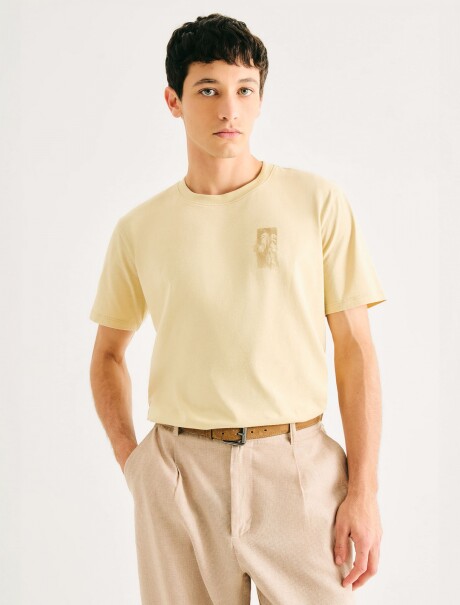 CAMISETA CON ESTAMPA AMARILLO