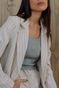Musculosa Relief GRIS