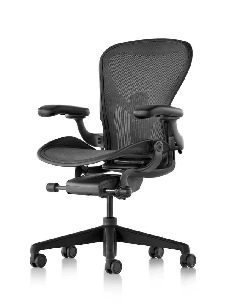 Silla Herman Miller New Aeron color grafito, vista tres cuartos