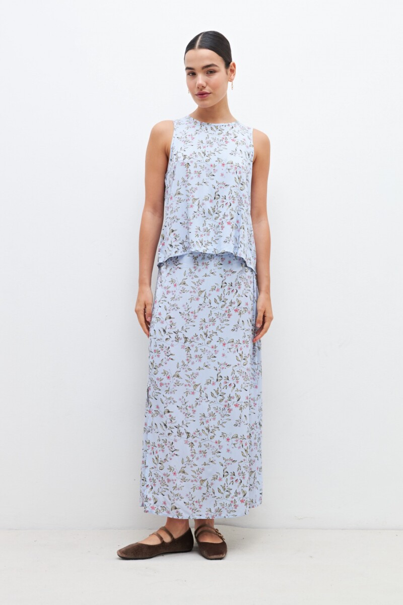 Blusa con estampa floral celeste