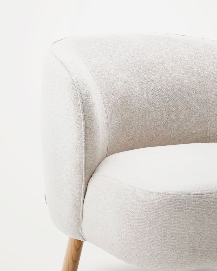 Butaca Ulit de chenilla beige y patas de madera maciza haya acabado natural